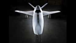 Fluggerät in dunklem Hangar von oben gesehen