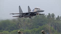 Eine Suchoi Su-30MKM der Luftstreitkräfte Malaysias im Tiefflug