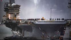 USS Nimitz Flugzeugträger von vorne mit Matrosen an Deck