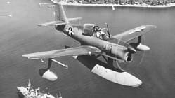 Edo XOSE-1 im Flug über Gewässer