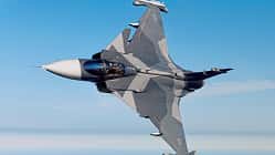 Eine schwedische Saab Gripen E/F im steilen Kurvenflug