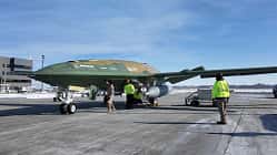 Boeing MQ-25A Stingray am Boden mit Technikern