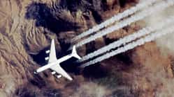 Douglas DC-8 der NASA im Flug über Gebirge mit sichtbaren Kondensstreifen