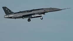 CCA-Drohne Anduril YFQ-44A mit AMRAAM-Flugkörper im Flug