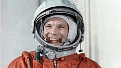 Kosmonaut Juri Gagarin nach seinem ersten Flug ins All im Raumanzug.