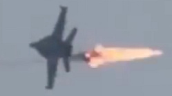 F/A-18E der US Navy unter MANPAD-Beschuss im Südosten des Iran. F/A-18E der US Navy unter MANPAD-Beschuss im Südosten des Iran.