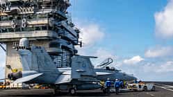 F/A-18E Super Hornet vor Kommandoturm der USS Nimitz
