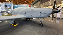 Neue deutsche Militär-Drohne Breezer Bussard auf der Aero 2026.