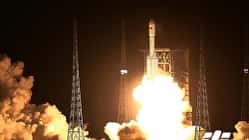 Die Trägerrakete Langer Marsch-7 hebt vom Satellitenstartzentrum Wenchang ab.