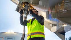 Wartungstechniker betankt den Boeing ecoDemonstrator 2021 mit nachhaltigem Flugkraftstoff