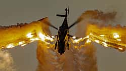 NH90-Hubschrauber verschießt Flares auf Antidotum Air Show Lezno 2026
