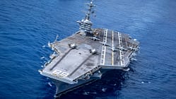 USS Nimitz von vorne Luftaufnahme mit MQ-25 an Deck