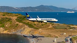 Eine Boeing 737-800 von Ryanair im Endanflug auf den Skiathos Island International Airport