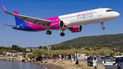 Airbus A321neo von Wizz Air im tiefen Anflug auf Skiathos.