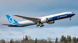 Boeing 777-9 im Flug in Paine Field in Everett, Washington.