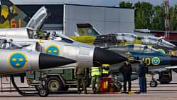 Pilot im Cockpit der Saab Viggen mit weiteren Jets im Hintergrund