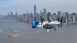 Joby Aviation eVTOL, Elektrisches Lufttaxi, Urban Air Mobility, New York, Manhattan-Skyline, Hudson River, Senkrechtstarter, Elektroflugzeug, 2026 Das Foto zeigt das elektrische Lufttaxi von Joby Aviation im Flug über New York. Das eVTOL mit mehreren schwenkbaren Propellern trägt die Kennung N545JX und fliegt über dem Hudson River; im Hintergrund ist die Skyline von Manhattan mit dem One World Trade Center sichtbar. Laut Dateiname stammt die Aufnahme aus dem Jahr 2026.