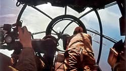 Blick in die Kanzel einer Heinkel He 111 während eines Feindflugs