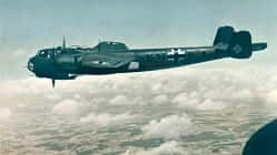 Dornier Do 217 E im Flug über einer Wolkendecke