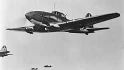 Mehrere sowjetische Iljuschin Il-10 im Formationsflug.