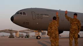 KC-10 mit Bodenpersonal