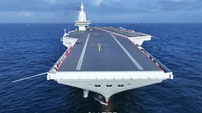 Frontalansicht Flugzeugträger Fujian auf See