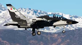 Leonardo M-346FA bei der Landung vor Gebirge