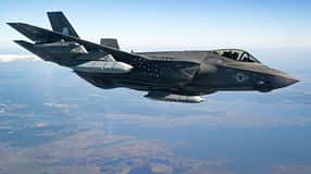 F-35C Lightning im Flug mit zwei AGM-158C-Flugkörpern