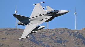 Saab Gripen vor Windrädern