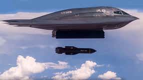 Stealth-Bomber B-2 wirft GBU-57 MOP-Bombe ab