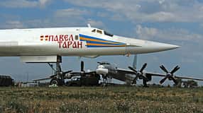 Tupolew Tu-95 Bear und Tu-160 Blackjack in Engels 