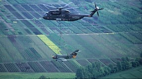 MiG-17 unter CH-53 im Flug