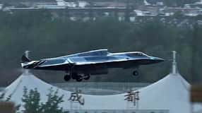 J-36 Geheim-Jäger Chinas im Landeanflug vor Veranstaltungszelt