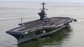 USS Harry Truman mit angetretenen Matrosen