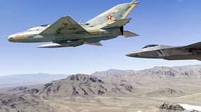 F-22 in Formation mit MiG-21