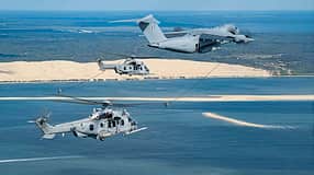 Airbus A400M Atlas F-RBAW mit zwei ausgefahrenen Tankschläuchen für zwei Airbus Helicopter H225M Caracal 
