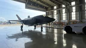 Gestrandete britische F-35B im Hangar in Indien zur Reparatur.