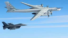 F-16 der USAF fliegt neben Tu-95 Bear