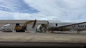 Eine P-8A Poseidon wird verschrottet.