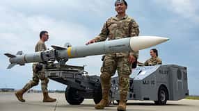 Soldaten befördern AIM-120 AMRAAM Flugkörper