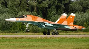 Russischer "Frontbomber" Suchoi Su-34 in rot-braunem Tarnkleid.