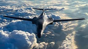 B-1B Lancer im Flug von vorne
