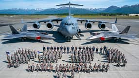 Gruppenbild vor C-17 und F-22 in Elmendorf
