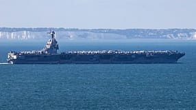 USS Gerald R. Ford vor Kreidefelsen von Dover