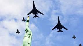 Formation zweier B-1B Lancer mit vier Gripen über Denkmal