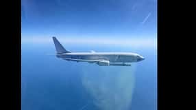 Boeing P-8 Poseidon im Flug mit ausgefahrenem AAS.System
