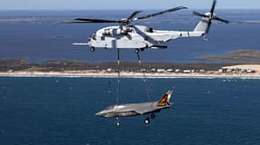 CH-53K in der Luft mit F-35B als Außenlast