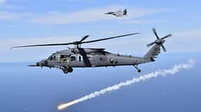 HH-60W feuert Täuschkörper ab mit F-15 im Hintergrund