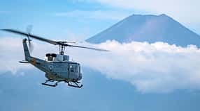 Bell UH-1N fliegt auf Fuji-Berg zu
