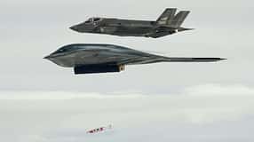 B-2-Bomber der USAF werfen vor Norwegen Bomben ins Meer.